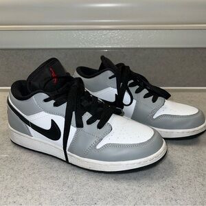 Jordan 1 Low GS Light Smoke Grey 6Y (Women’s 7.5 / Men’s 6) Sneakers Like New